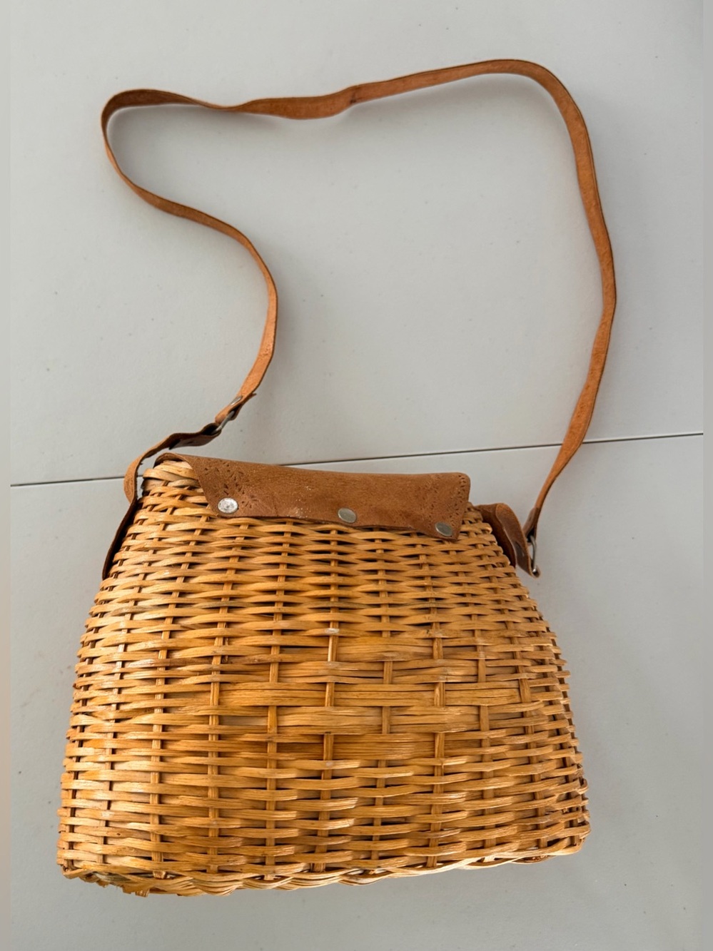 VINTAGE: Handmade Wicker Creel Handbag. - Picture 15 of 15